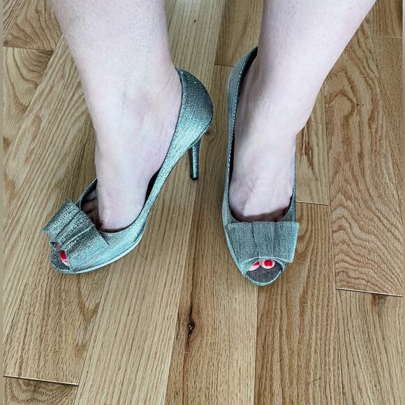 Stuart Weitzman silver pewter Bowright peep toe bow platform pumps size 8 - Picture 12 of 16